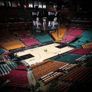 开云下载-即将打响！NBA官方晒出马刺主场红绿黄配色与球迷分享